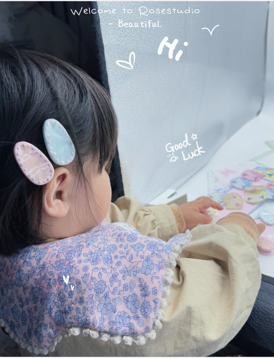 Het nieuwe lievelingetje van mijn dochter van 1 jaar en 7 maanden: een haarspeldje, liefdevol met de hand gemaakt door mama.